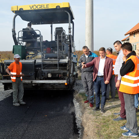 Председник општине обишао асфалтирање дела Овчанског пута и поделио мештанима Овче више од 1000 канти за отпад 