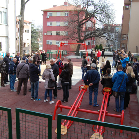 Отворен нови дечји парк у Срнетичкој улици на Карабурми