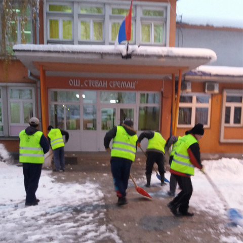 Чишћење снега и леда на прилазима школама и вртићима