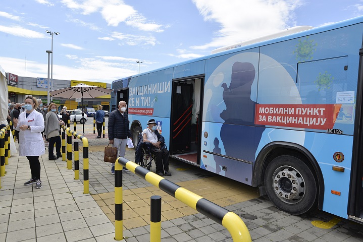 Мобилни аутобус за вакцинацију у Борчи