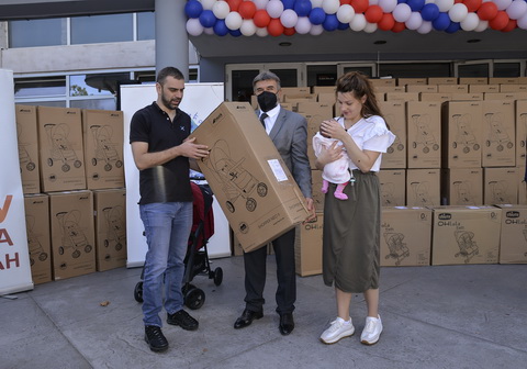 Новорођеним бебама на поклон прва колица од општине Палилула