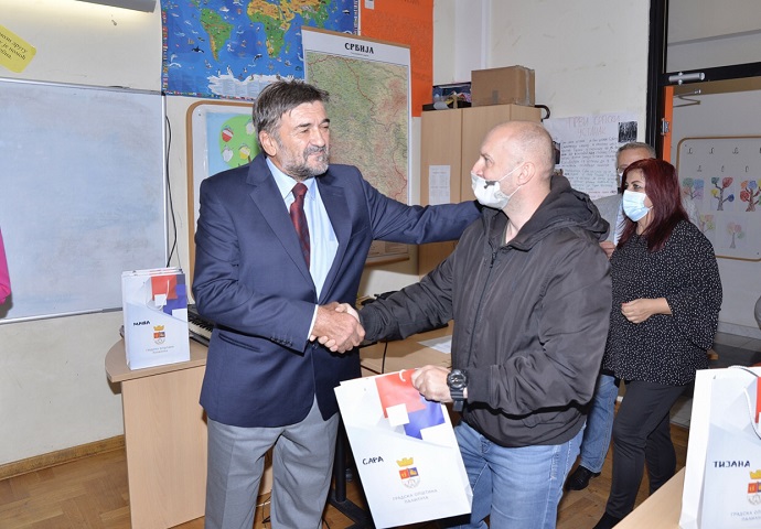 Подела таблет рачунара основцима од трећег до шестог разреда